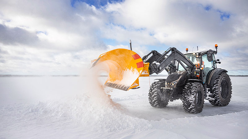 traktor Valtra s čelním nakladačem