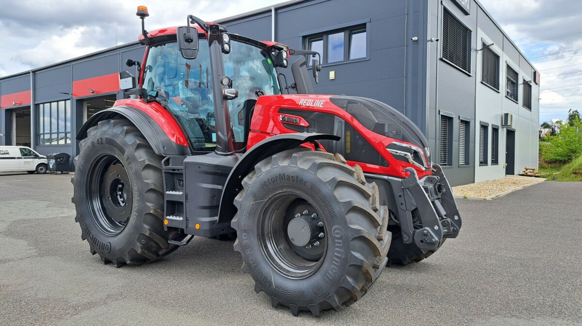 traktor Valtra Q245 Redline
