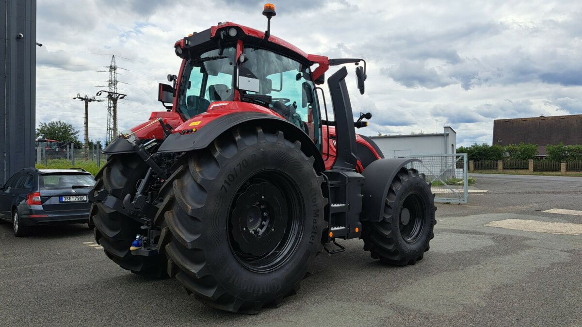 Valtra Q245 Redline skladem