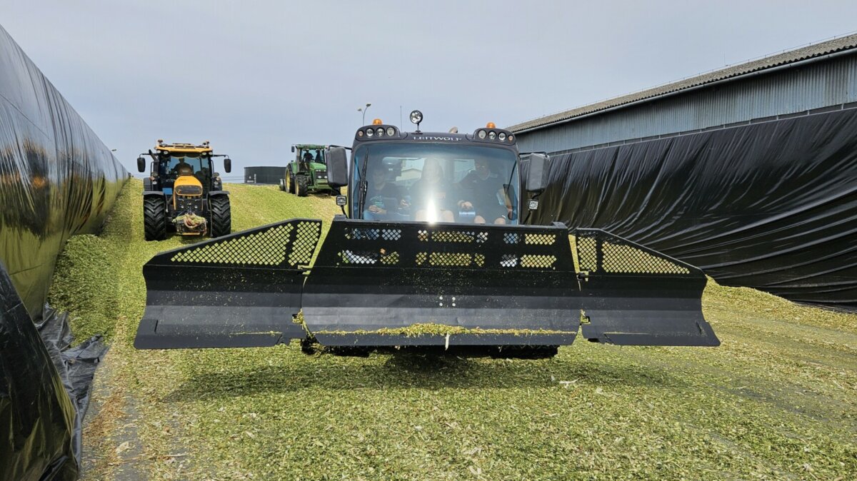 specialista na siláže PRINOTH LEITWOLF AGRIPOWER