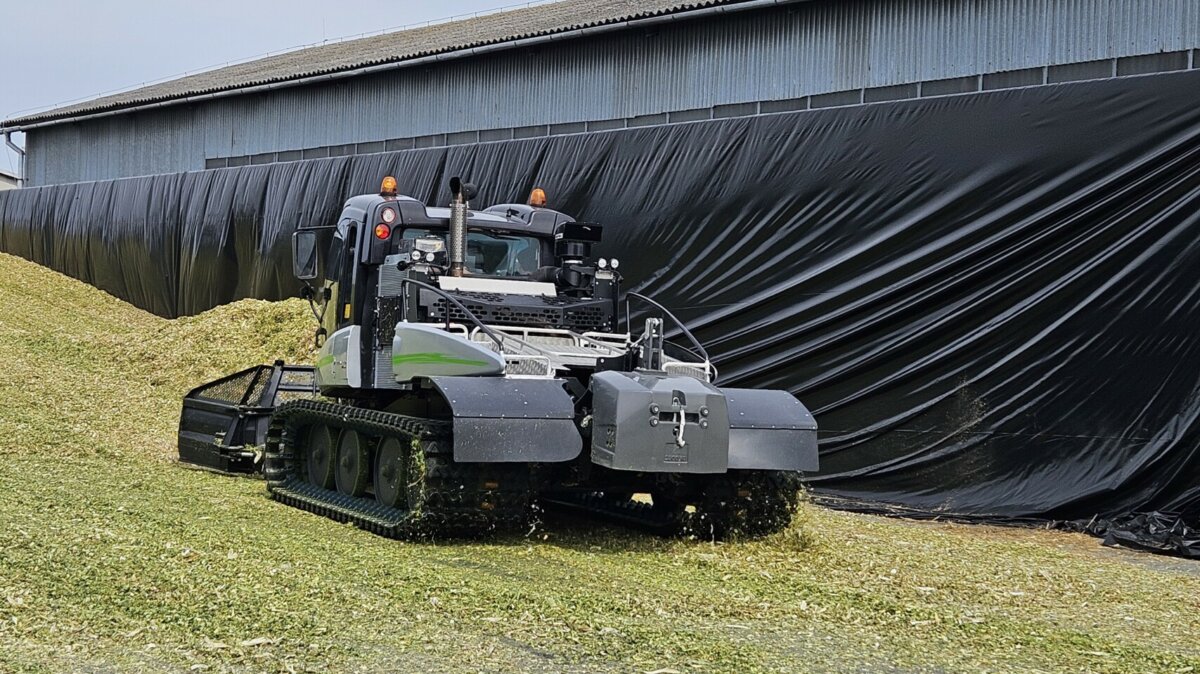 specialista na siláže PRINOTH LEITWOLF AGRIPOWER