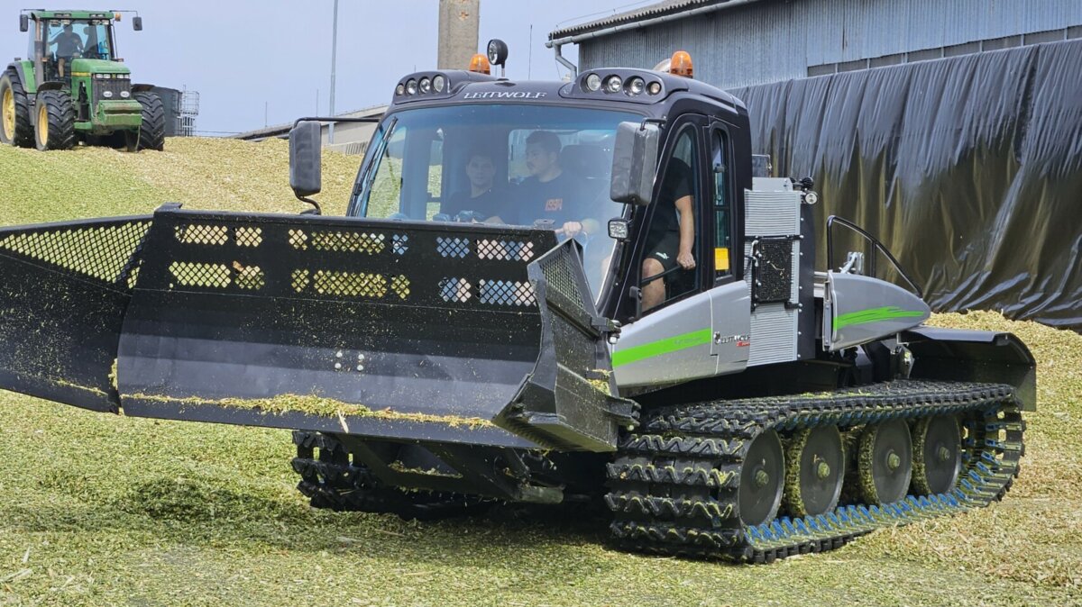 specialista na siláže PRINOTH LEITWOLF AGRIPOWER