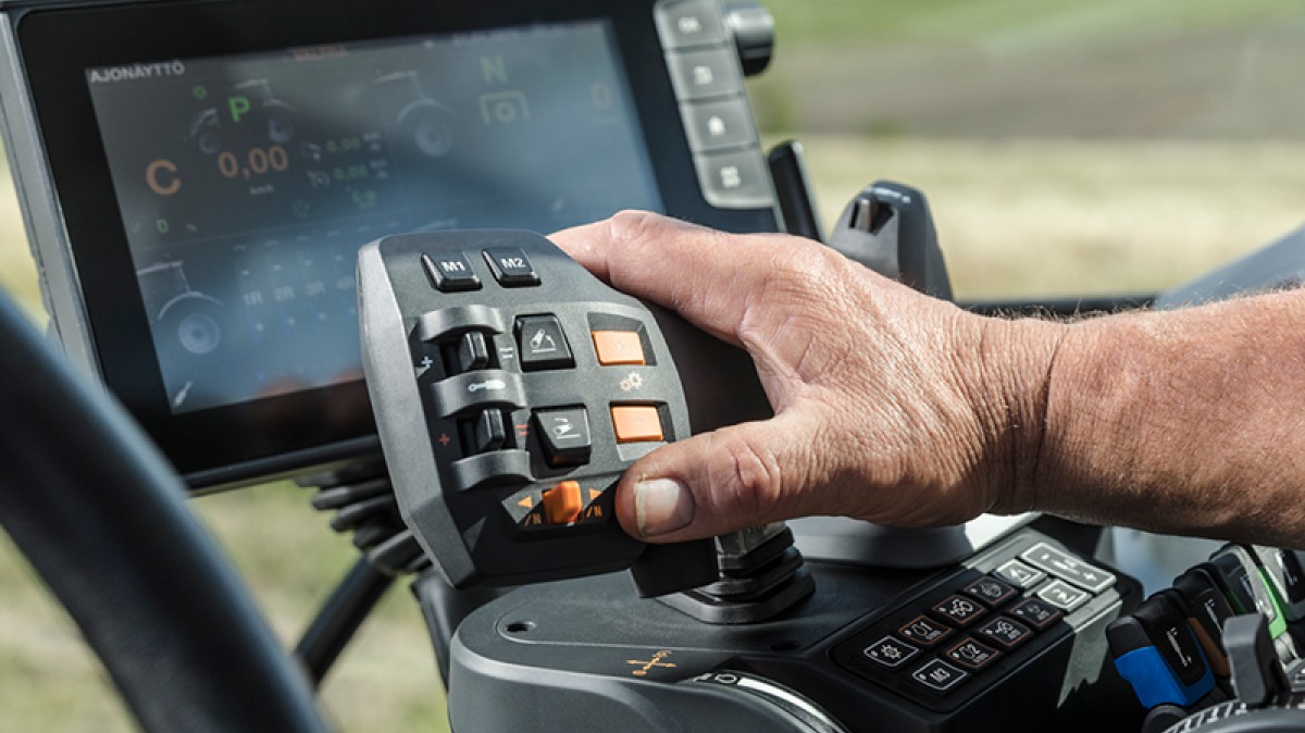 Traktor Valtra SmartTouch na dálkové ovládání