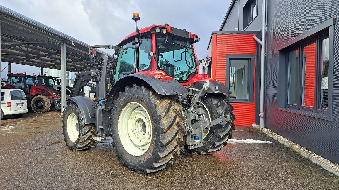 Valtra N155 Active s nakladačem předváděcí