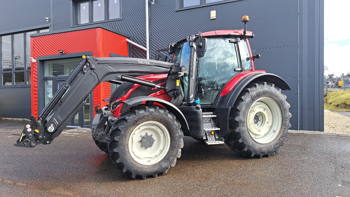 Valtra N155 Active s nakladačem předváděcí