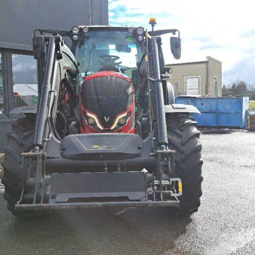 Valtra N155 Active s nakladačem předváděcí