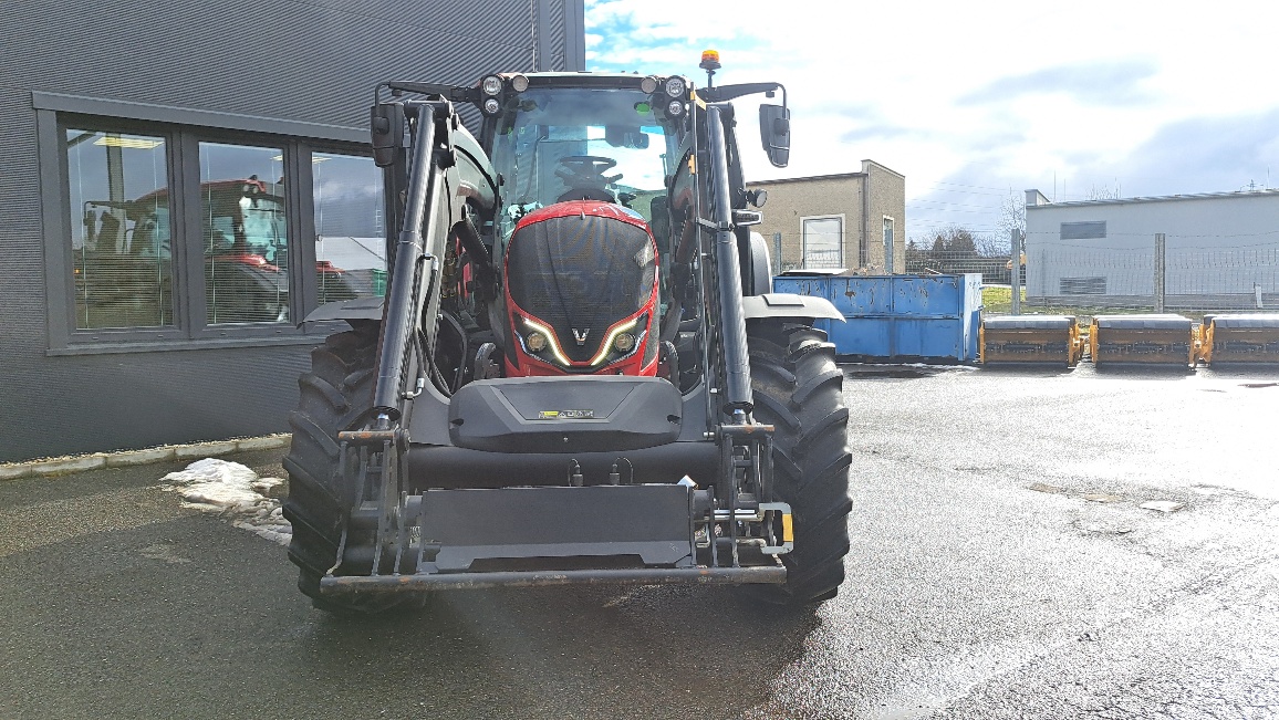 Valtra N155 Active s nakladačem předváděcí