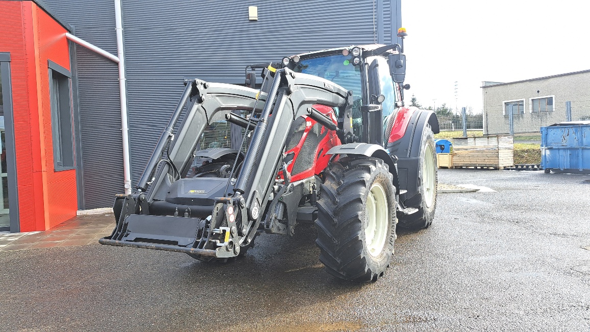 Valtra N155 Active s nakladačem předváděcí