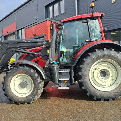 Valtra N155 Active s nakladačem předváděcí