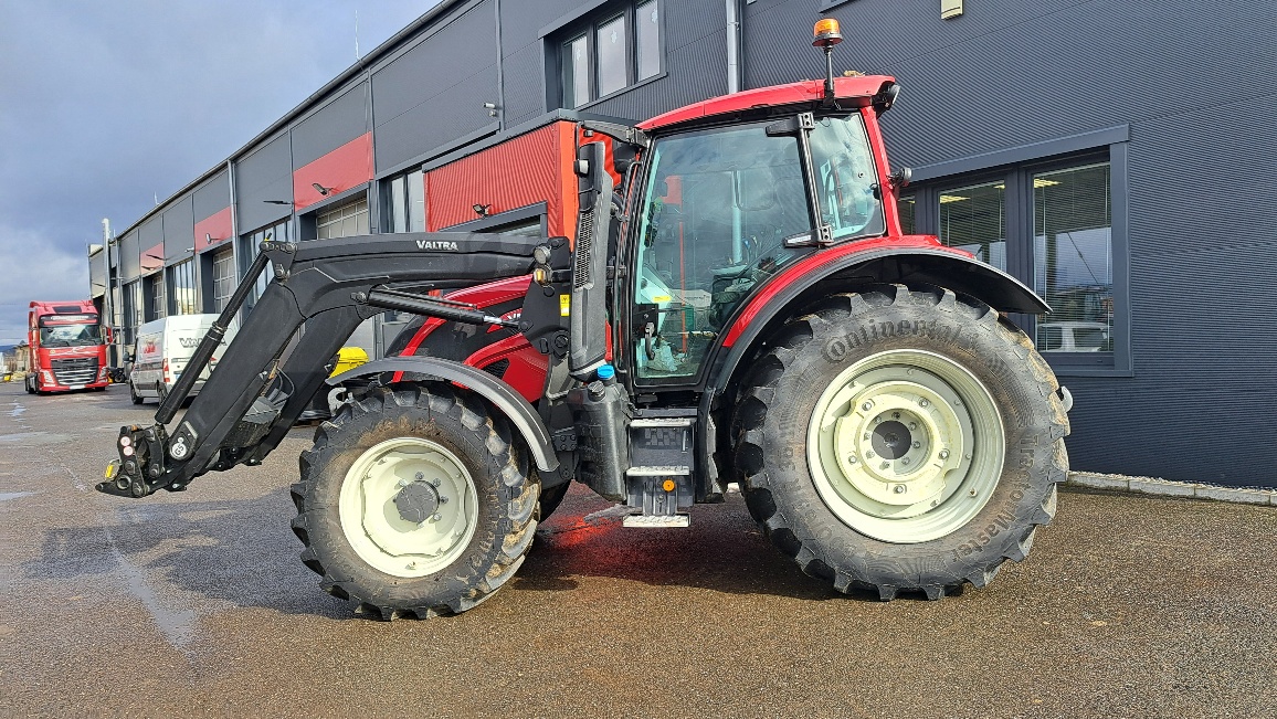 Valtra N155 Active s nakladačem předváděcí