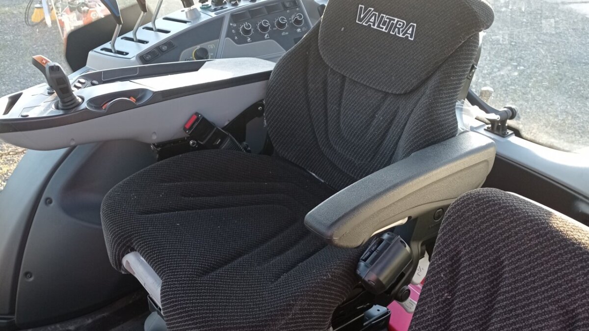 traktor Valtra N155 Active předváděcí kabina