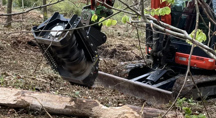 Prinoth Grizzly M300e přináší profesionální mulčování i pro nejmenší bagry