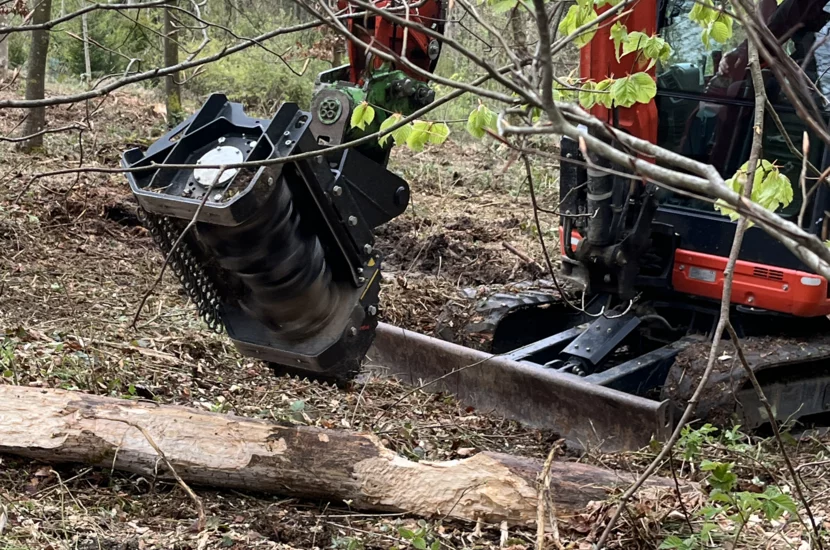 Prinoth Grizzly M300e přináší profesionální mulčování i pro nejmenší bagry