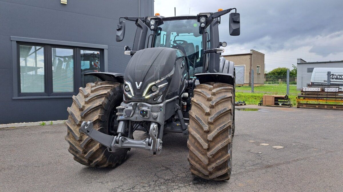 Valtra Q265 černá metalická předváděcí